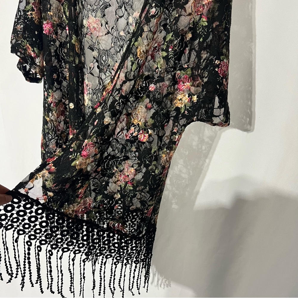 Sweet Rain Sheer Short Sleeved Floral Fringe  Wrap Kimono Size Medium bu…